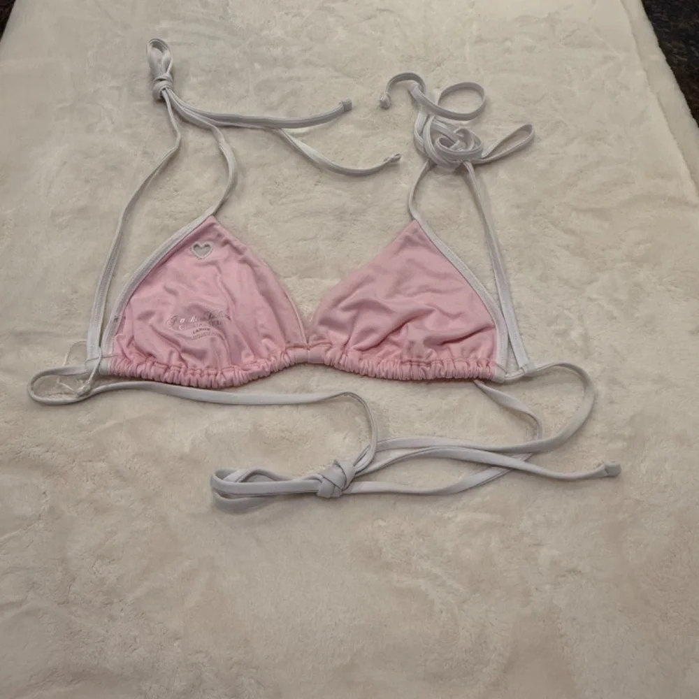 New! Frankies Bikinis Alessa Bikini Top pink with heart cutout 31075